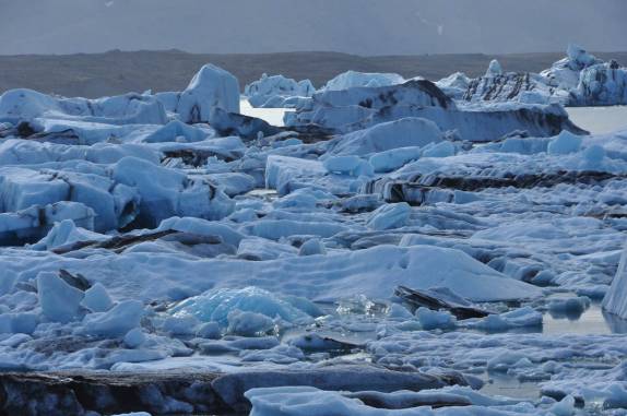 Pequenos icebergs da geleira Vatnajökull flutuam em lago de água doce, no Parque de Skaftafell, no sul da Islândia